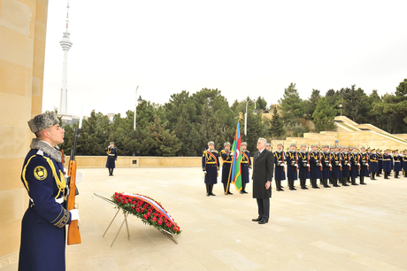 Serbiya Prezidenti Tomislav Nikoliç Fəxri və Şəhidlər xiyabanlarını ziyarət edib (ƏLAVƏ OLUNUB) (FOTO)