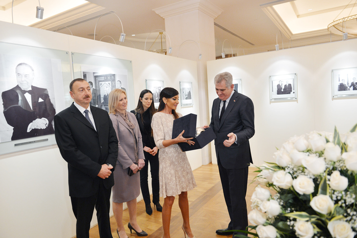 Serbiya Prezidenti və xanımı Heydər Əliyev Fondunda olublar (FOTO)