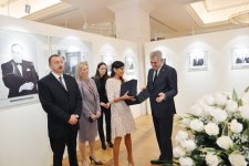 Serbiya Prezidenti və xanımı Heydər Əliyev Fondunda olublar (FOTO)