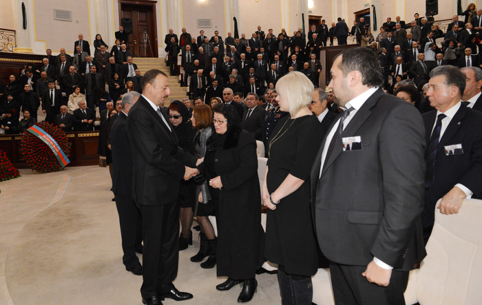 İlham Əliyev AMEA prezidenti Mahmud Kərimovla vida mərasimində iştirak edib (ƏLAVƏ OLUNUB) (FOTO)