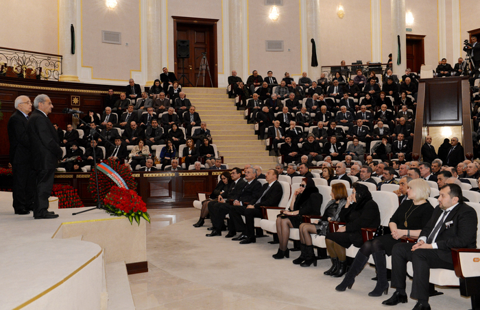 İlham Əliyev AMEA prezidenti Mahmud Kərimovla vida mərasimində iştirak edib (ƏLAVƏ OLUNUB) (FOTO)