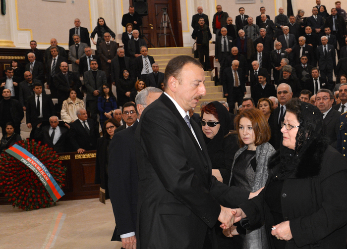 İlham Əliyev AMEA prezidenti Mahmud Kərimovla vida mərasimində iştirak edib (ƏLAVƏ OLUNUB) (FOTO)