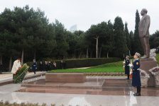 Gürcüstan Prezidenti Fəxri və Şəhidlər xiyabanlarını ziyarət edib