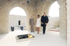 Prezident İlham Əliyev və xanımı "Atəşgah məbədi" Tarix-Memarlıq Qoruğunda bərpa işlərindən sonra yaradılan şəraitlə tanış olublar (FOTO)