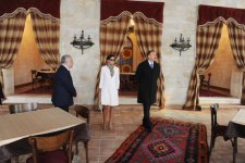Prezident İlham Əliyev və xanımı "Atəşgah məbədi" Tarix-Memarlıq Qoruğunda bərpa işlərindən sonra yaradılan şəraitlə tanış olublar (FOTO)