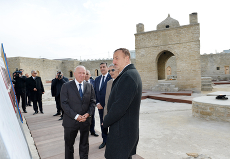 Prezident İlham Əliyev və xanımı "Atəşgah məbədi" Tarix-Memarlıq Qoruğunda bərpa işlərindən sonra yaradılan şəraitlə tanış olublar (FOTO)