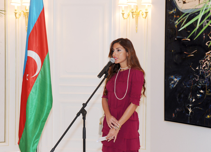 Mehriban Əliyeva Parisdə “Müasir Azərbaycan incəsənəti” mövzusunda keçirilən  sərgi ilə yaxından tanış olub (FOTO)