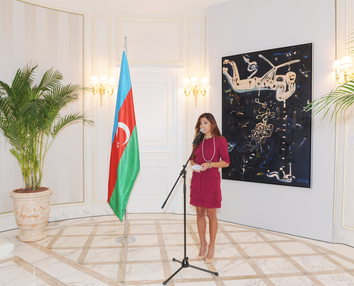 Mehriban Əliyeva Parisdə “Müasir Azərbaycan incəsənəti” mövzusunda keçirilən  sərgi ilə yaxından tanış olub (FOTO)