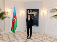 Mehriban Əliyeva Parisdə “Müasir Azərbaycan incəsənəti” mövzusunda keçirilən  sərgi ilə yaxından tanış olub (FOTO)