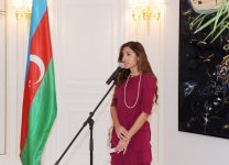 Mehriban Əliyeva Parisdə “Müasir Azərbaycan incəsənəti” mövzusunda keçirilən  sərgi ilə yaxından tanış olub (FOTO)