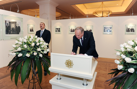 Latviya Prezidenti Heydər Əliyev Fondu ilə tanış olub (FOTO)