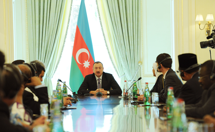 Prezident İlham Əliyev: Azərbaycan İslam həmrəyliyinin inkişafı üçün öz rolunu oynayır (ƏLAVƏ OLUNUB) (FOTO)