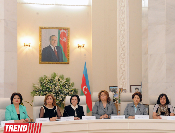 Zərifə Əliyevanın 90 illik yubileyinə həsr olunmuş inşa yazı müsabiqəsinin qalibləri mükafatlandırılıb (FOTO)