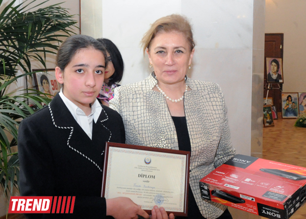 Zərifə Əliyevanın 90 illik yubileyinə həsr olunmuş inşa yazı müsabiqəsinin qalibləri mükafatlandırılıb (FOTO)