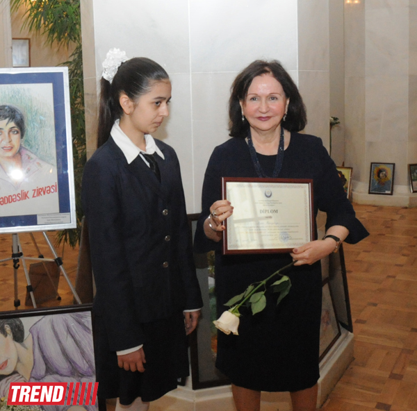 Zərifə Əliyevanın 90 illik yubileyinə həsr olunmuş inşa yazı müsabiqəsinin qalibləri mükafatlandırılıb (FOTO)