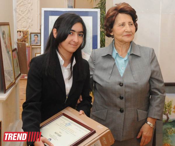 Zərifə Əliyevanın 90 illik yubileyinə həsr olunmuş inşa yazı müsabiqəsinin qalibləri mükafatlandırılıb (FOTO)