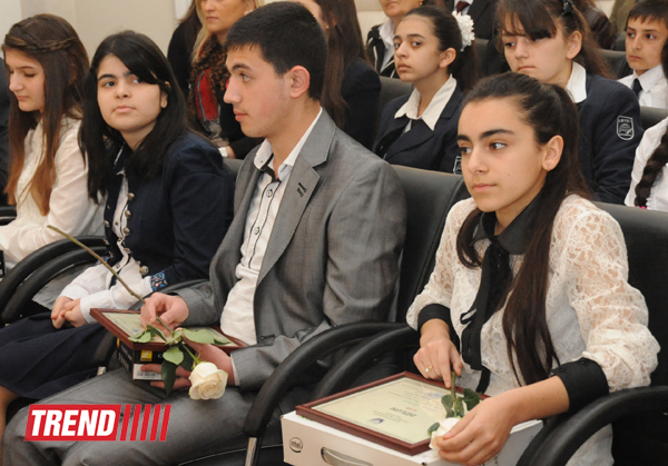 Zərifə Əliyevanın 90 illik yubileyinə həsr olunmuş inşa yazı müsabiqəsinin qalibləri mükafatlandırılıb (FOTO)