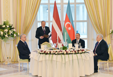 Latviya Prezidenti Andris Berzinşin şərəfinə rəsmi ziyafət verilib