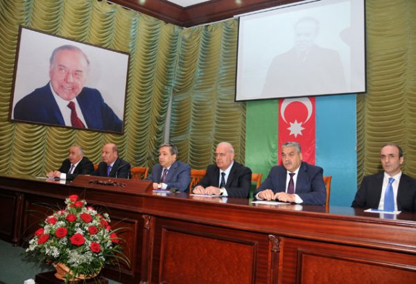 Dəmiryolçular ulu öndər Heydər Əliyevin 90 illik yubileyinə həsr olunmuş təntənəli tədbir keçiriblər (FOTO)