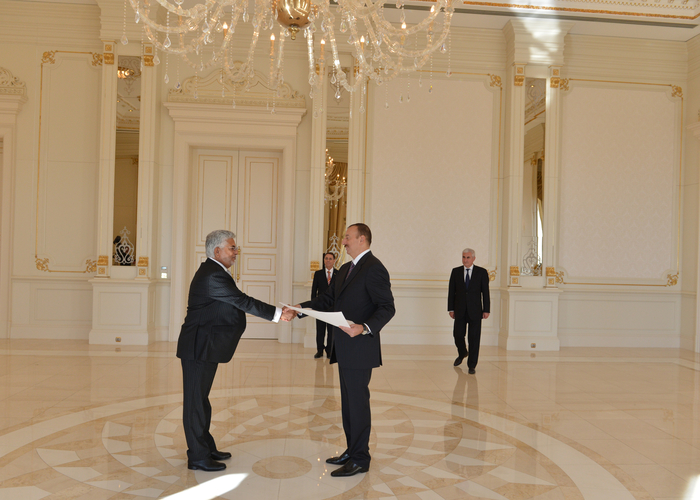 İlham Əliyev Pakistanın Azərbaycanda yeni təyin olunmuş səfirini qəbul edib (FOTO)