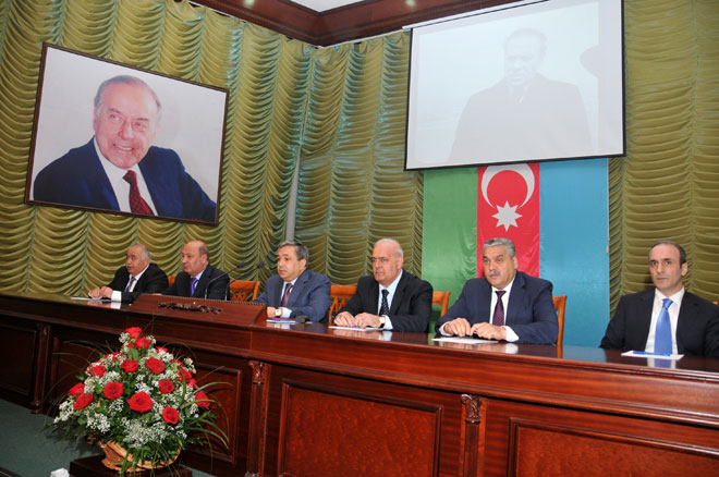 Dəmiryolçular ulu öndər Heydər Əliyevin 90 illik yubileyinə həsr olunmuş təntənəli tədbir keçiriblər (FOTO)