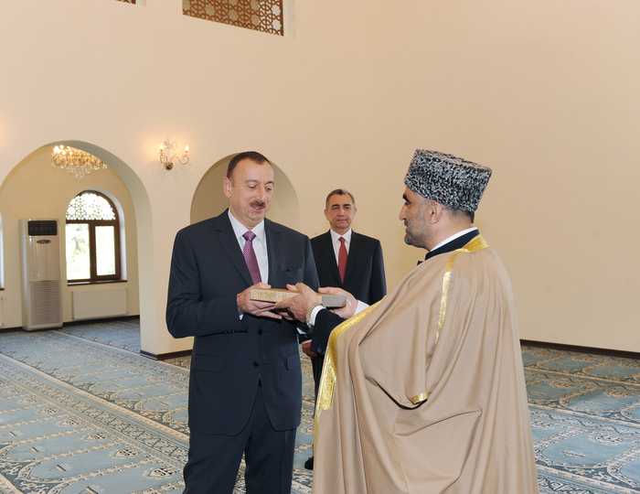 İlham Əliyev Sumqayıtdakı Cümə Məscidində əsaslı təmirdən sonra yaradılan şəraitlə tanış olub (FOTO)