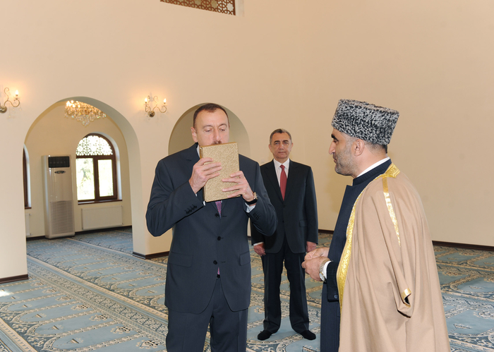 İlham Əliyev Sumqayıtdakı Cümə Məscidində əsaslı təmirdən sonra yaradılan şəraitlə tanış olub (FOTO)