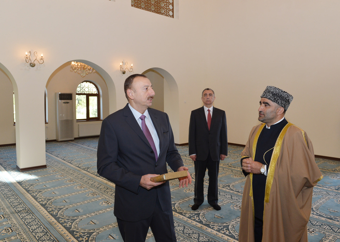 İlham Əliyev Sumqayıtdakı Cümə Məscidində əsaslı təmirdən sonra yaradılan şəraitlə tanış olub (FOTO)