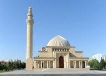 İlham Əliyev Sumqayıtdakı Cümə Məscidində əsaslı təmirdən sonra yaradılan şəraitlə tanış olub (FOTO)