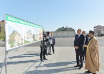 İlham Əliyev Sumqayıtdakı Cümə Məscidində əsaslı təmirdən sonra yaradılan şəraitlə tanış olub (FOTO)