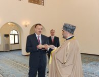 İlham Əliyev Sumqayıtdakı Cümə Məscidində əsaslı təmirdən sonra yaradılan şəraitlə tanış olub (FOTO)