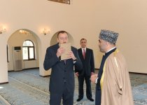İlham Əliyev Sumqayıtdakı Cümə Məscidində əsaslı təmirdən sonra yaradılan şəraitlə tanış olub (FOTO)