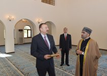 İlham Əliyev Sumqayıtdakı Cümə Məscidində əsaslı təmirdən sonra yaradılan şəraitlə tanış olub (FOTO)