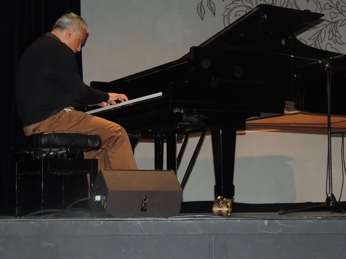 Evianlılar Heydər Əliyev Fondu tərəfindən təşkil edilən sərgiyə və konsertə böyük maraq göstəriblər (FOTO)