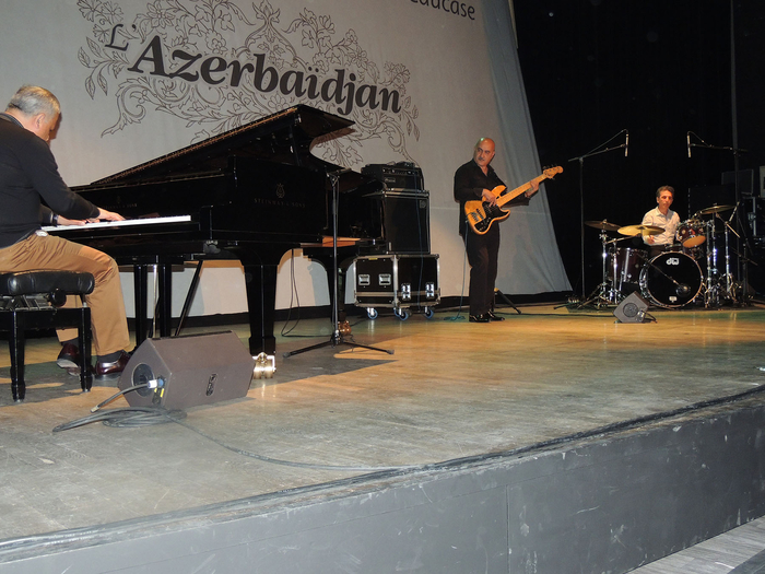 Evianlılar Heydər Əliyev Fondu tərəfindən təşkil edilən sərgiyə və konsertə böyük maraq göstəriblər (FOTO)