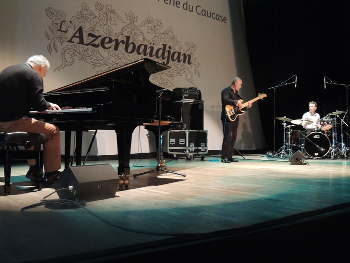 Evianlılar Heydər Əliyev Fondu tərəfindən təşkil edilən sərgiyə və konsertə böyük maraq göstəriblər (FOTO)