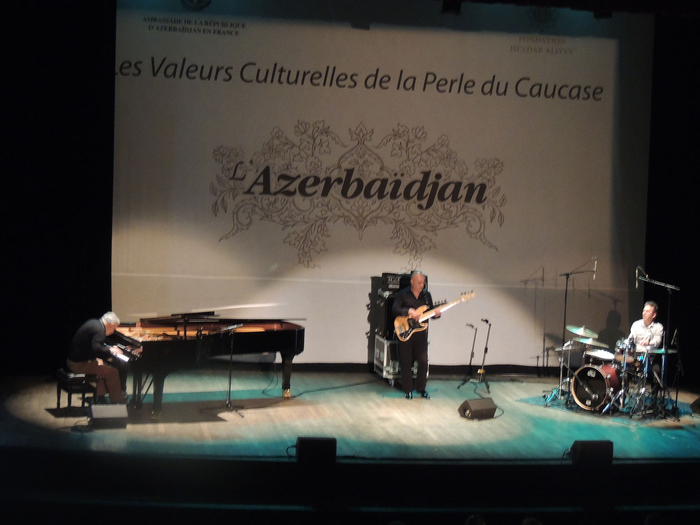 Evianlılar Heydər Əliyev Fondu tərəfindən təşkil edilən sərgiyə və konsertə böyük maraq göstəriblər (FOTO)