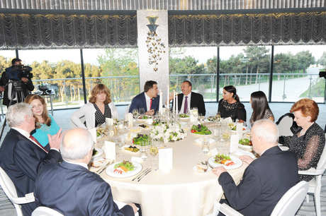 Prezident İlham Əliyev və xanımı Cənubi Qafqaz Forumunun iştirakçılarının şərəfinə verilən ziyafətdə iştirak ediblər (FOTO)