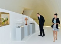 İlham Əliyev və xanımı Mehriban Əliyeva Heydər Əliyev Mərkəzində yaradılmış Heydər Əliyev Muzeyi ilə tanış olublar (FOTO)