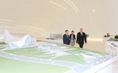 İlham Əliyev və xanımı Mehriban Əliyeva Heydər Əliyev Mərkəzində yaradılmış Heydər Əliyev Muzeyi ilə tanış olublar (FOTO)