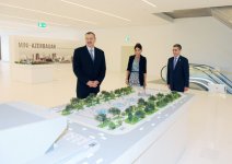 İlham Əliyev və xanımı Mehriban Əliyeva Heydər Əliyev Mərkəzində yaradılmış Heydər Əliyev Muzeyi ilə tanış olublar (FOTO)