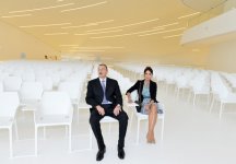 İlham Əliyev və xanımı Mehriban Əliyeva Heydər Əliyev Mərkəzində yaradılmış Heydər Əliyev Muzeyi ilə tanış olublar (FOTO)