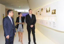 İlham Əliyev və xanımı Mehriban Əliyeva Heydər Əliyev Mərkəzində yaradılmış Heydər Əliyev Muzeyi ilə tanış olublar (FOTO)
