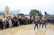 Prezident İlham Əliyev və xanımı 9 May - Qələbə bayramı münasibətilə keçirilən təntənəli mərasimdə iştirak ediblər (ƏLAVƏ OLUNUB)(FOTO)