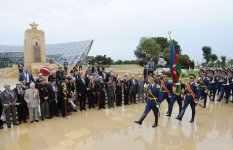 Prezident İlham Əliyev və xanımı 9 May - Qələbə bayramı münasibətilə keçirilən təntənəli mərasimdə iştirak ediblər (ƏLAVƏ OLUNUB)(FOTO)