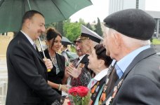 Prezident İlham Əliyev və xanımı 9 May - Qələbə bayramı münasibətilə keçirilən təntənəli mərasimdə iştirak ediblər (ƏLAVƏ OLUNUB)(FOTO)