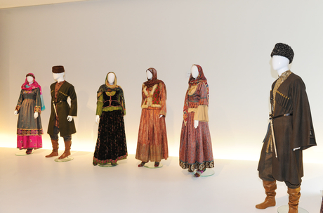 İlham Əliyev və xanımı Mehriban Əliyeva Heydər Əliyev Mərkəzində yaradılmış Heydər Əliyev Muzeyi ilə tanış olublar (FOTO)