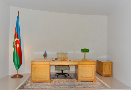 İlham Əliyev və xanımı Mehriban Əliyeva Heydər Əliyev Mərkəzində yaradılmış Heydər Əliyev Muzeyi ilə tanış olublar (FOTO)