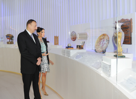 İlham Əliyev və xanımı Mehriban Əliyeva Heydər Əliyev Mərkəzində yaradılmış Heydər Əliyev Muzeyi ilə tanış olublar (FOTO)