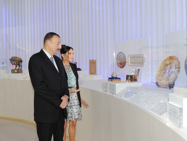 İlham Əliyev və xanımı Mehriban Əliyeva Heydər Əliyev Mərkəzində yaradılmış Heydər Əliyev Muzeyi ilə tanış olublar (FOTO)